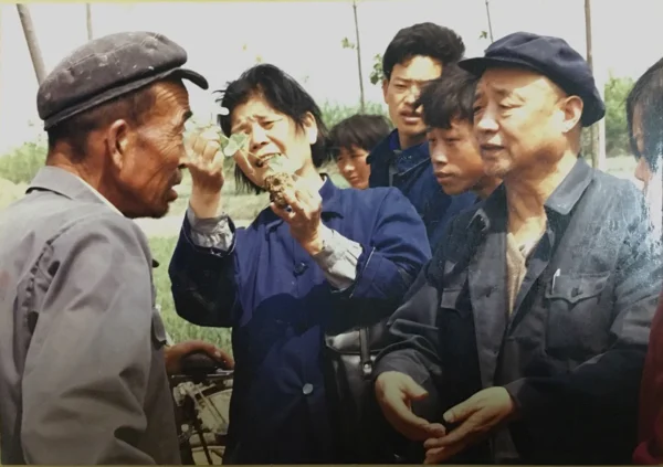 李庆同志（右一）