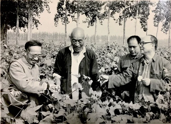 李庆同志（右一）