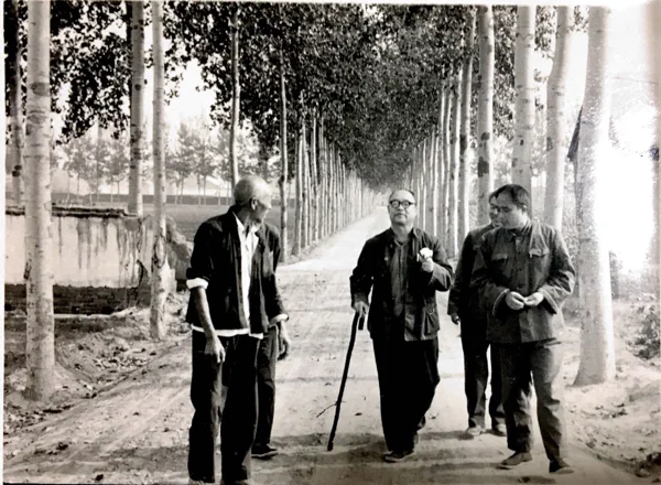 李庆同志（画面中间）