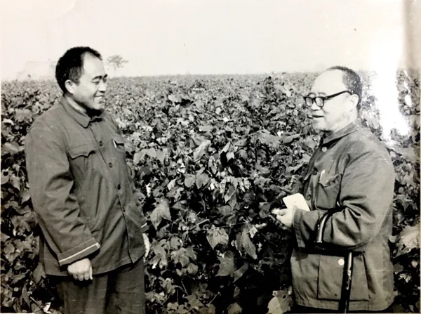 李庆同志（右一）